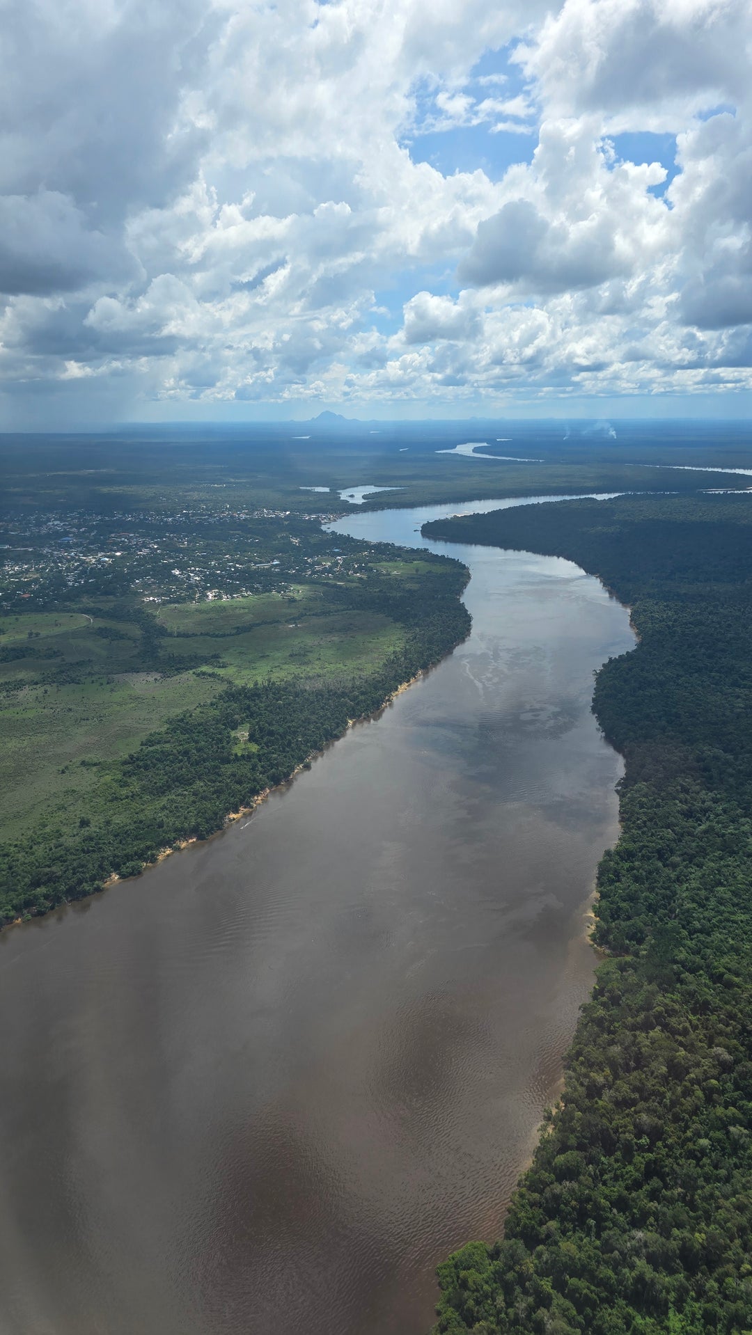 Rio inirida, vista desde el aire, turismo