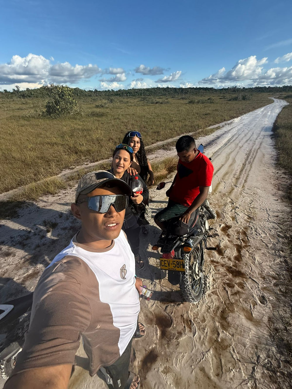 Pasadía en Moto – Sabanas de Inírida (Fecha Abierta) / One-Day Motorbike Adventure – Inírida Savannas (Flexible Date)