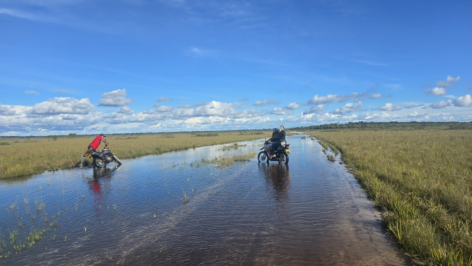 Explorar el Guainía en moto: cultura, polvo y corazón