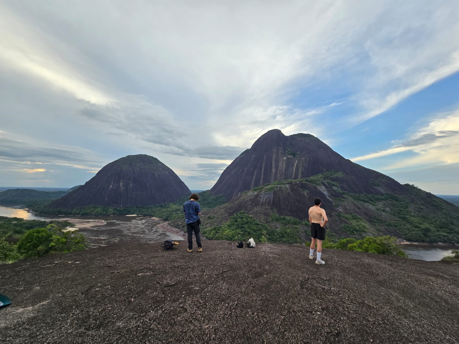 Cerros de Mavecure: Guía Completa para Visitar el Destino Más Impresionante de la Amazonía Colombiana (2026)