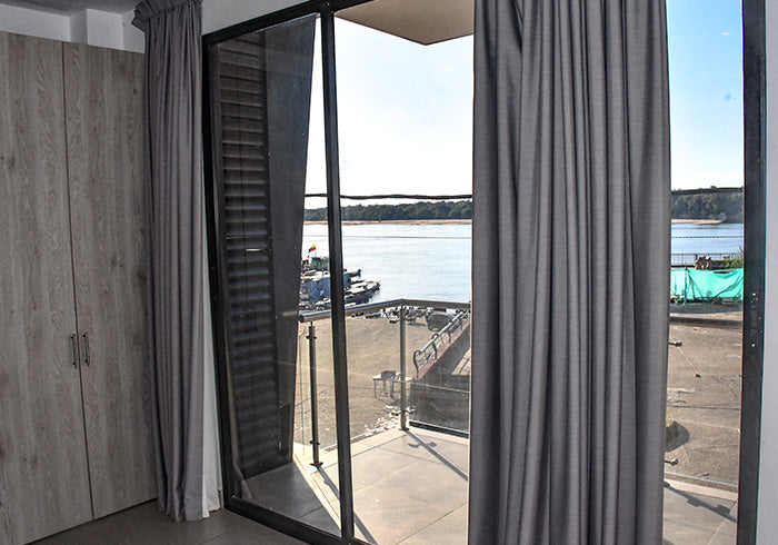 Habitación Twin – Dos Camas Sencillas (Vista al Río) //  Twin Room – Two Single Beds (River View)