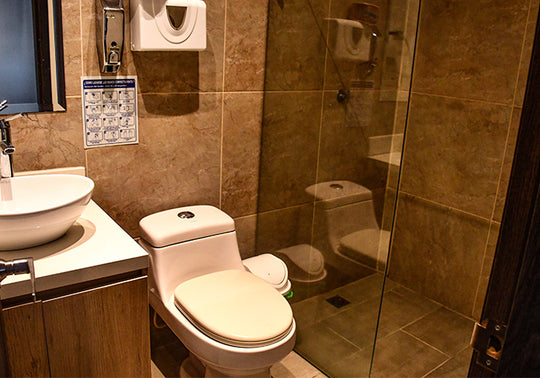 Habitación Twin – Dos Camas Sencillas (Vista al Río) //  Twin Room – Two Single Beds (River View)