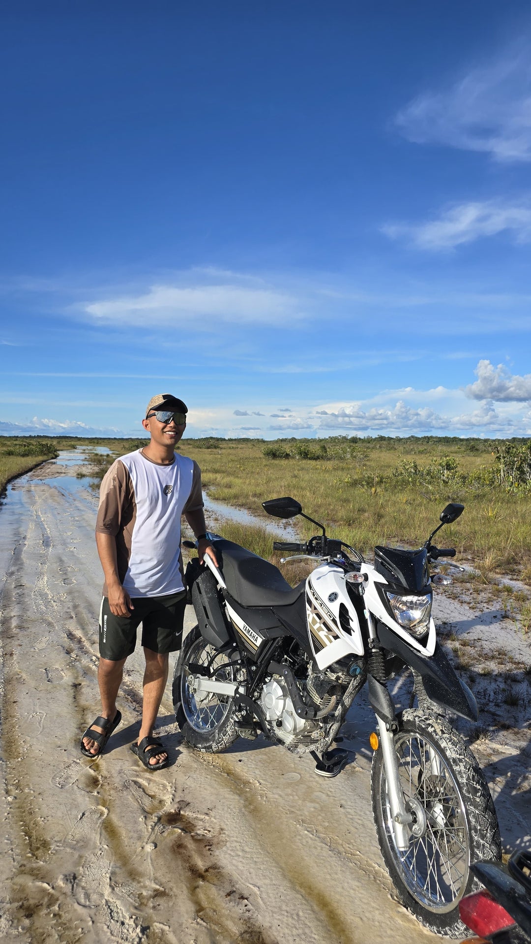Pasadía en Moto – Sabanas de Inírida (Fecha Abierta) / One-Day Motorbike Adventure – Inírida Savannas (Flexible Date)